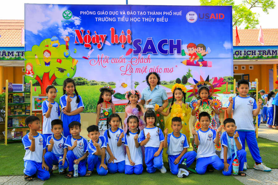 Lưu lại những khoảnh khắc đáng nhớ giữa cô và trò. Lưu lại những khoảnh khắc đáng nhớ giữa cô và trò.