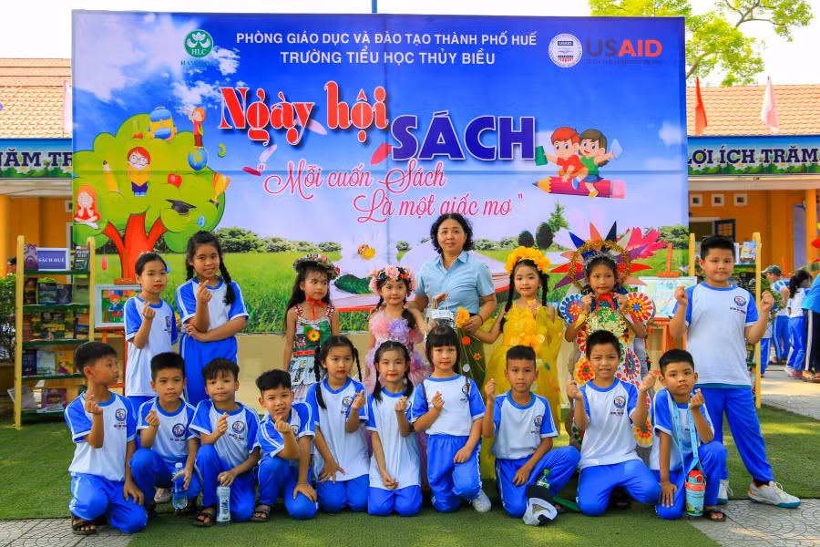 Lưu lại những khoảnh khắc đáng nhớ giữa cô và trò.