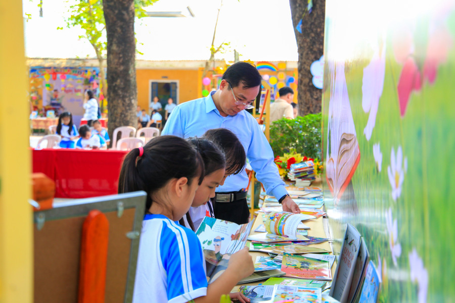 Ngày hội đọc sách 2024 là một sân chơi thú vị để học sinh trải nghiệm và học được nhiều điều bổ ích. (Ảnh: Hoàng Hải) Ngày hội đọc sách 2024 là một sân chơi thú vị để học sinh trải nghiệm và học được nhiều điều bổ ích. (Ảnh: Hoàng Hải)