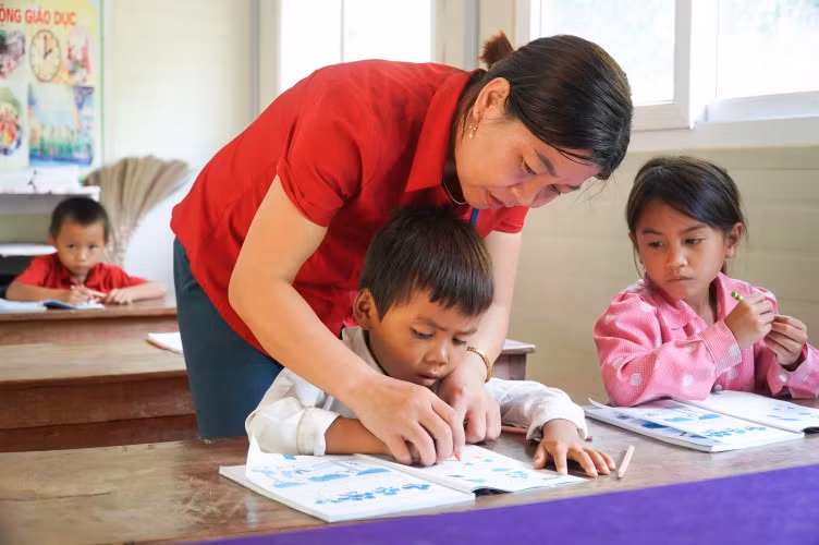 Cô Lương Thị Hoa và học sinh lớp 1 tại điểm trường Chà Lò.