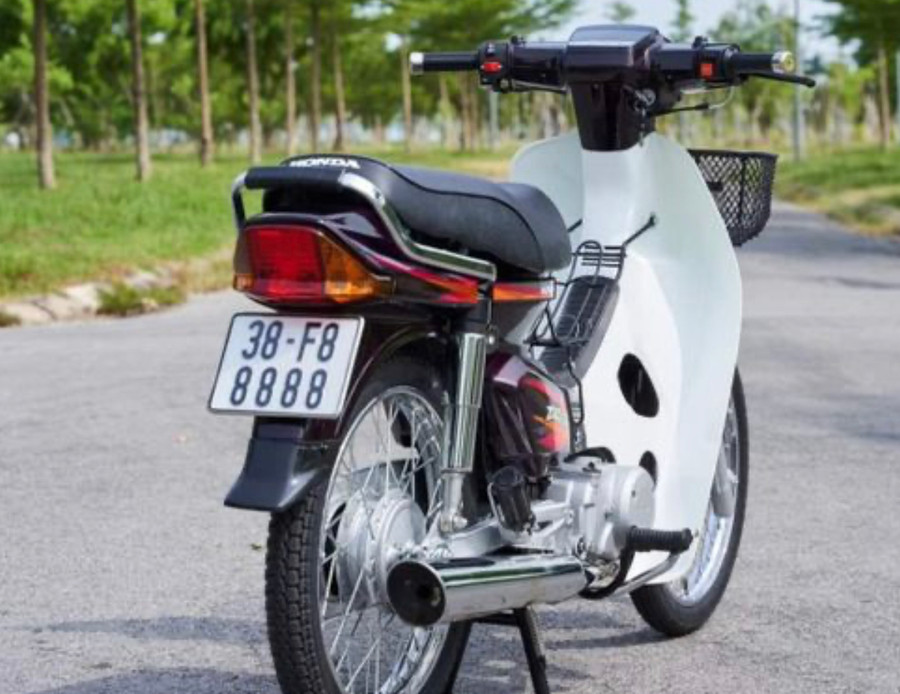 Chiếc xe Honda Super Dream đời 2003 biển số 38 F8-8888 được anh Đức rao bán trên mạng xã hội với giá 288 triệu đồng. Chiếc xe Honda Super Dream đời 2003 biển số 38 F8-8888 được anh Đức rao bán trên mạng xã hội với giá 288 triệu đồng.