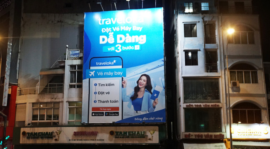 Một bảng quảng cáo gắn vào công trình xây dựng trên đường Điện Biên Phủ, Quận 1, TPHCM. Ảnh: Lê Nam Một bảng quảng cáo gắn vào công trình xây dựng trên đường Điện Biên Phủ, Quận 1, TPHCM. Ảnh: Lê Nam