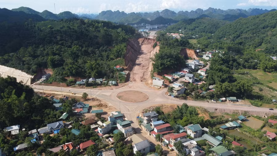 Toàn cảnh khu vực 19 hộ dân ở bản Sàng sinh sống gần nút giao Km302 + 500 thuộc gói thầu RAP/CP21.