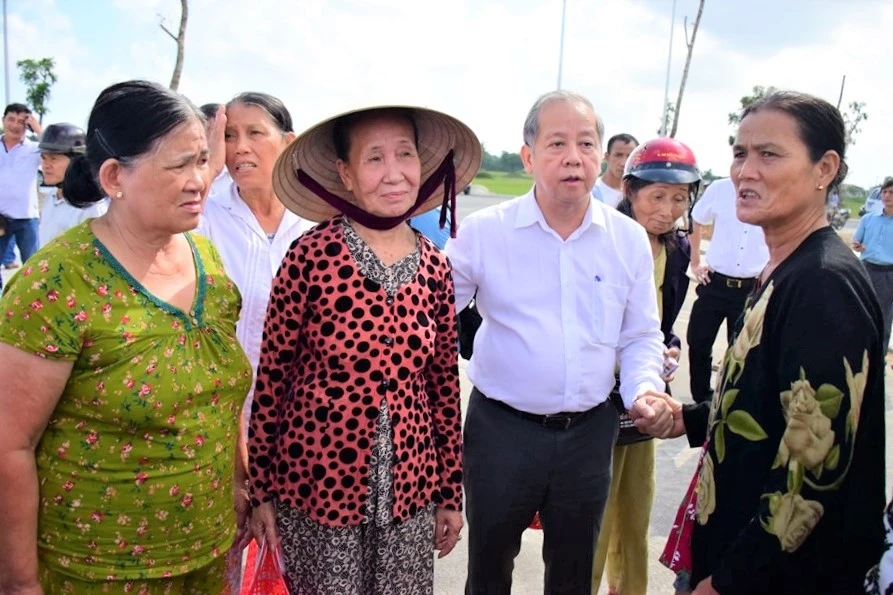 Ông Phan Ngọc Thọ cùng người dân đi xem nơi ở mới