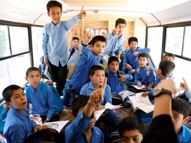 Trẻ em tại thư viện trên xe buýt ở Afghanistan