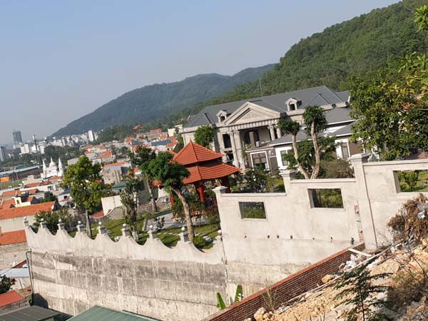 Khuôn viên căn biệt thự không phép được cho là của gia đình bà Mây