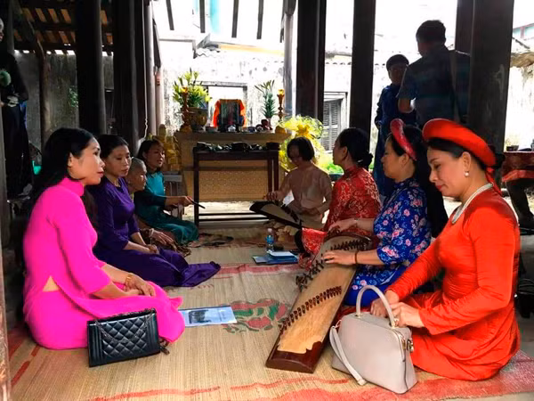 Biểu diễn ca Huế tại Châu Hương Viên nhân kỷ niệm ngày mất cụ Ưng Bình. Ảnh: T.G