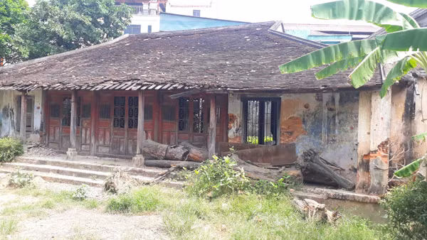 Lộc Minh đình, nhà riêng của Ưng Bình Thúc Giạ Thị tọa lạc trong “Châu Hương Viên” giờ đổ nát, hoang tàn. Ảnh: T.G.