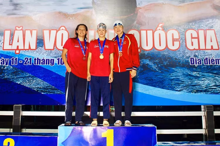 Phạm Thị Vân (giữa) nhiều lần vượt qua đàn chị Nguyễn Thị Ánh Viên (phải) trong 2 năm qua.