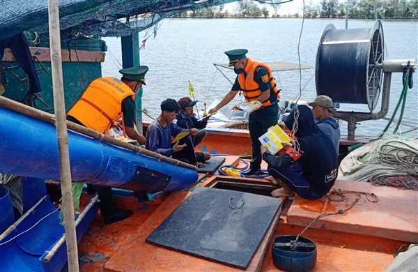 Tại cảng cá Lộc An, mỗi ngư dân trước khi ra khơi đều được các lực lượng chức năng tuyên truyền về các quy định của pháp luật để nắm và chấp hành nghiêm.