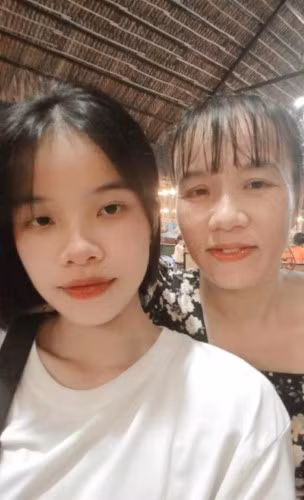 Yến Nhi và mẹ, ảnh chụp trước khi chị Tâm gặp nạn khi lao ra biển cứu học sinh đuối nước.