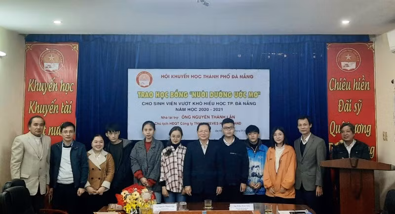 Sinh viên ĐH Đà Nẵng được trao học bổng “Nuôi dưỡng ước mơ”.