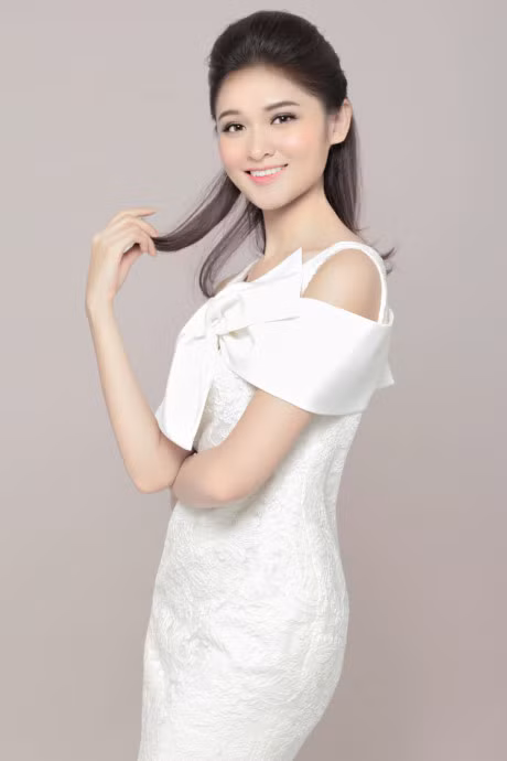 A hau Thuy Dung khoe ve dep tinh khiet nhu suong mai - Anh 10