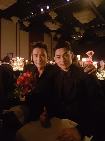 Isaac nhan giai thuong 