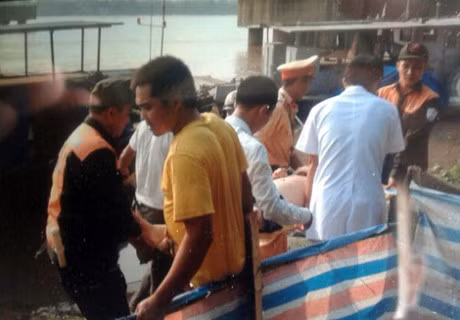 CSGT cuu nguoi dan ong nhay cau tu tu - Anh 2