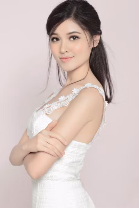 A hau Thuy Dung khoe ve dep tinh khiet nhu suong mai - Anh 12