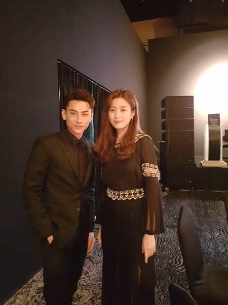 Isaac nhan giai thuong 