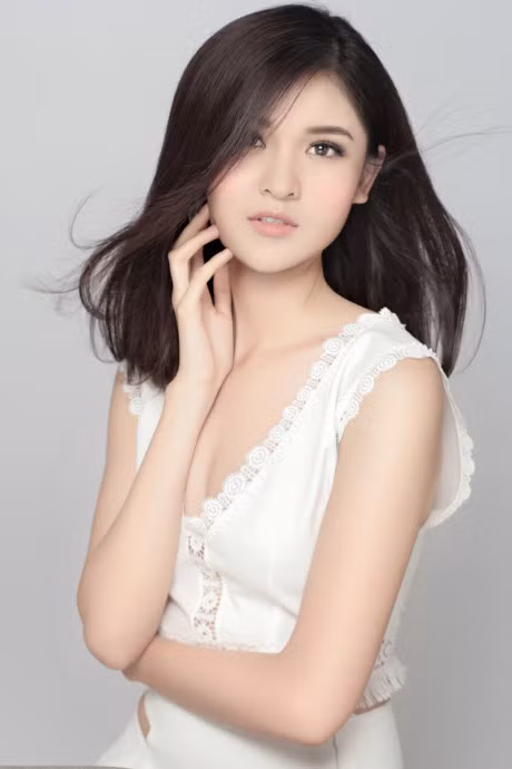 A hau Thuy Dung khoe ve dep tinh khiet nhu suong mai - Anh 11