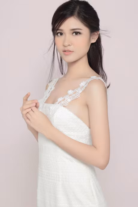 A hau Thuy Dung khoe ve dep tinh khiet nhu suong mai - Anh 13