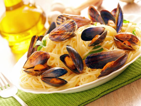 Hàu: Hàu là một trong các loại hải sản giàu hàm lượng sắt. Khoảng 3 ounces hàu có chứa 10 mg sắt và 117 calo. Nó cũng là một nguồn giàu vitamin B12.