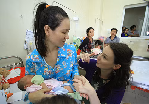 cuoc-hoi-ngo-trong-nuoc-mat-cua-bac-si-va-san-phu-sinh-con-tren-khong-trung-huong-2