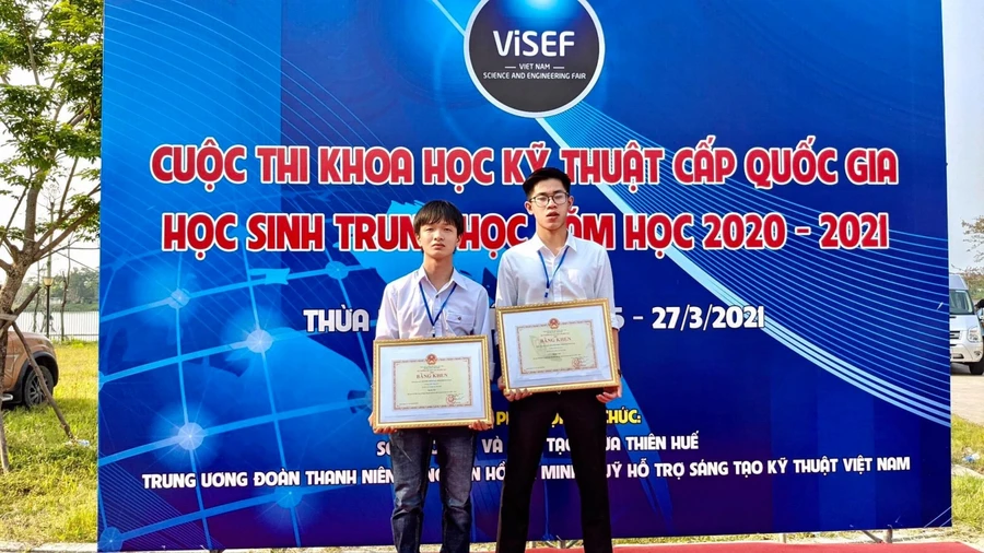 2 HS Trường THPT Hoa Lư A (Ninh Bình) chủ nhân của dự án “Giường bệnh thông minh" đạt giải nhất tại cuộc thi.