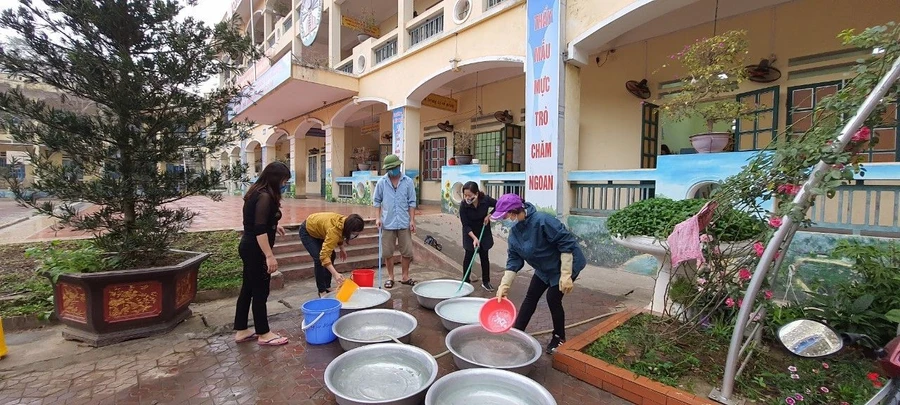 Công tác vệ sinh trường lớp được trường TH Lê Văn Tám (Lào Cai) chuẩn bị chu đáo, sẵn sàng.