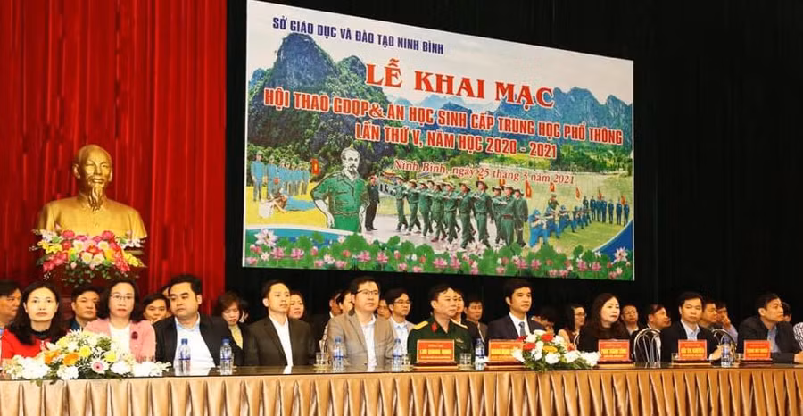 Các đại biểu tham dự Lễ khai mạc.