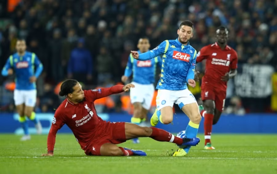 Kaylum thực hiện một pha tắc bóng như Virgil van Dijk của Liverpool.