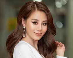 Nam Thư từng phải xin lỗi khán giả vì quảng cáo tiền ảo.