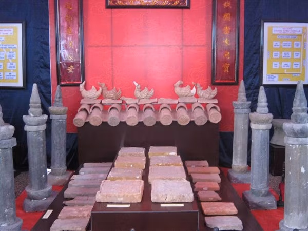 Đinh Liễn con trai vua Đinh Tiên Hoàng từng cho dựng 100 cột kinh Phật bằng đá ở Hoa Lư.