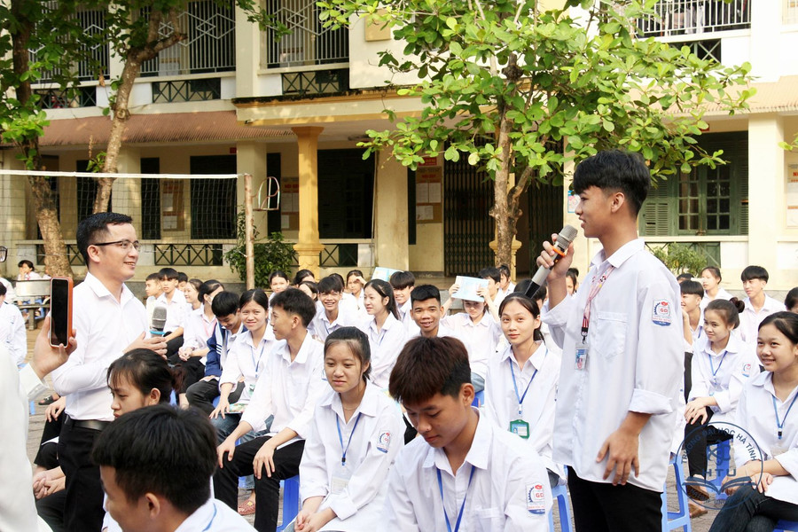 Học sinh, ĐVTN Trường THCS&THPT dân tộc nội trú Hà Tĩnh rất hào hứng khi được các đơn vị tuyển sinh tư vấn, hướng nghiệp (Ảnh: Bá Hải).