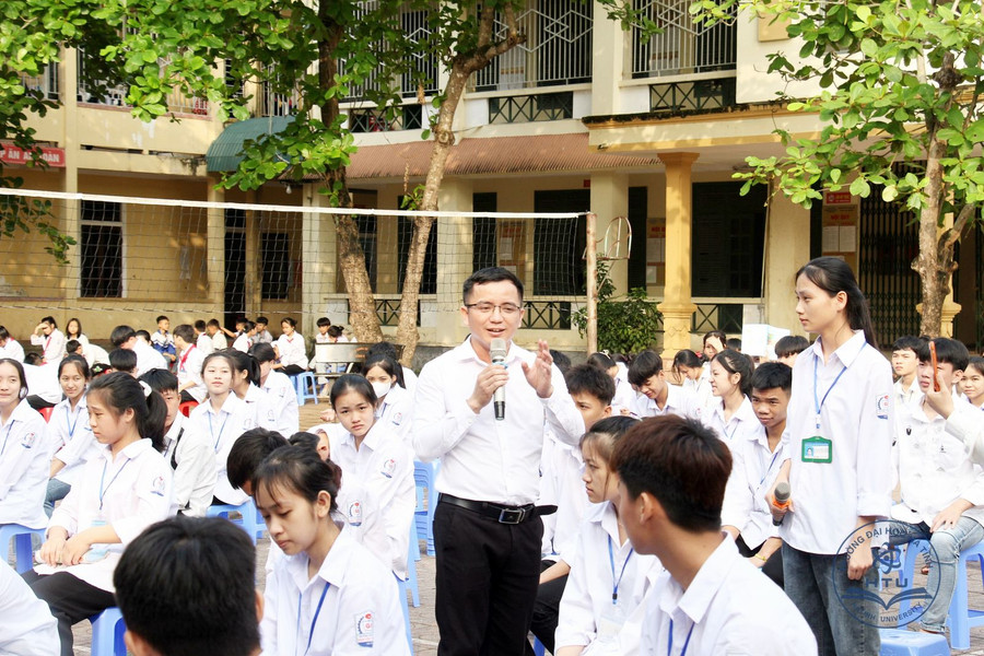 Thầy Biện Văn Quyền - phó Trưởng Ban tuyển sinh trường Đại học Hà Tĩnh tư vấn, giải đáp các thắc mắc của học sinh, ĐVTN về việc lựa chọn ngành học, nghề nghiệp cho tương lai. (Ảnh: Bá Hải). Thầy Biện Văn Quyền - phó Trưởng Ban tuyển sinh trường Đại học Hà Tĩnh tư vấn, giải đáp các thắc mắc của học sinh, ĐVTN về việc lựa chọn ngành học, nghề nghiệp cho tương lai. (Ảnh: Bá Hải).