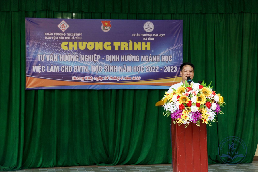 Thầy Hoàng Công Ánh - Bí thư Đoàn trường THCS&THPT dân tộc nội trú Hà Tĩnh phát biểu tại chương trình. (Ảnh: Bá Hải). Thầy Hoàng Công Ánh - Bí thư Đoàn trường THCS&THPT dân tộc nội trú Hà Tĩnh phát biểu tại chương trình. (Ảnh: Bá Hải).