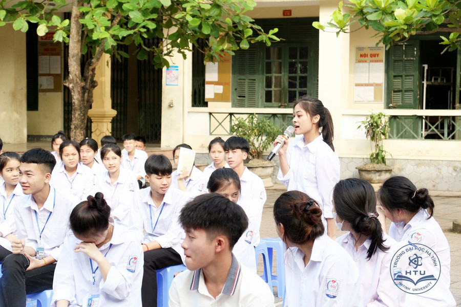 Vấn đề hướng nghiệp được các em học sinh rất quan tâm và đặt nhiều câu hỏi. (Ảnh: Bá Hải). Vấn đề hướng nghiệp được các em học sinh rất quan tâm và đặt nhiều câu hỏi. (Ảnh: Bá Hải).