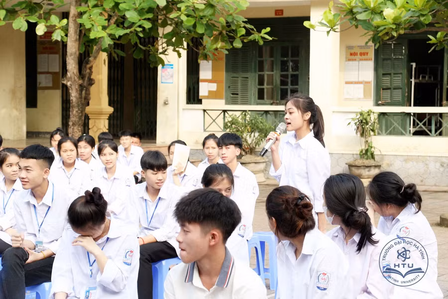 Vấn đề hướng nghiệp được các em học sinh rất quan tâm và đặt nhiều câu hỏi. (Ảnh: Bá Hải).