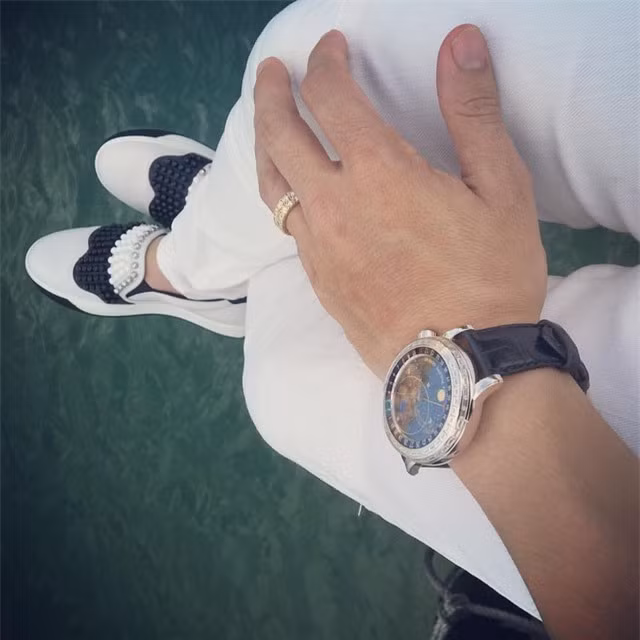 Người đẹp bí ẩn sở hữu nhiều đồng hồ tiền tỷ hơn cả Minh “nhựa”, Cường Đô la - Ảnh 3.