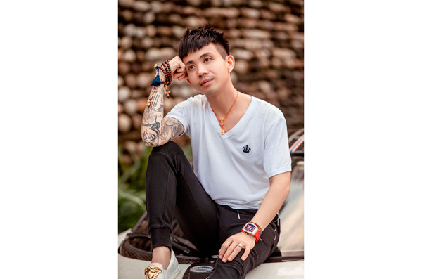 Người đẹp bí ẩn sở hữu nhiều đồng hồ tiền tỷ hơn cả Minh “nhựa”, Cường Đô la