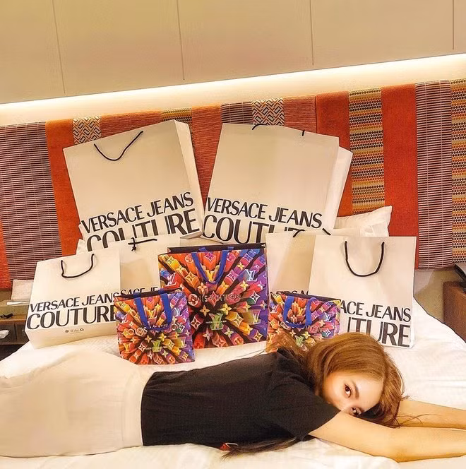 Loạt hàng hiệu mà Claret Giang Lê mua trong chuyến đi du lịch cuối năm