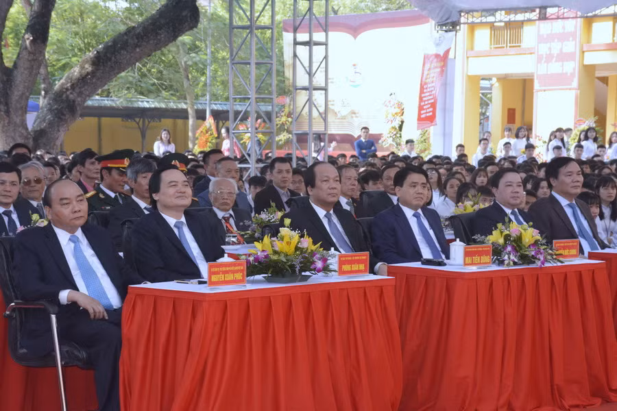 Thủ tướng Nguyễn Xuân Phúc và Bộ trưởng Phùng Xuân Nhạ cùng các vị đại biểu tại buổi lễ