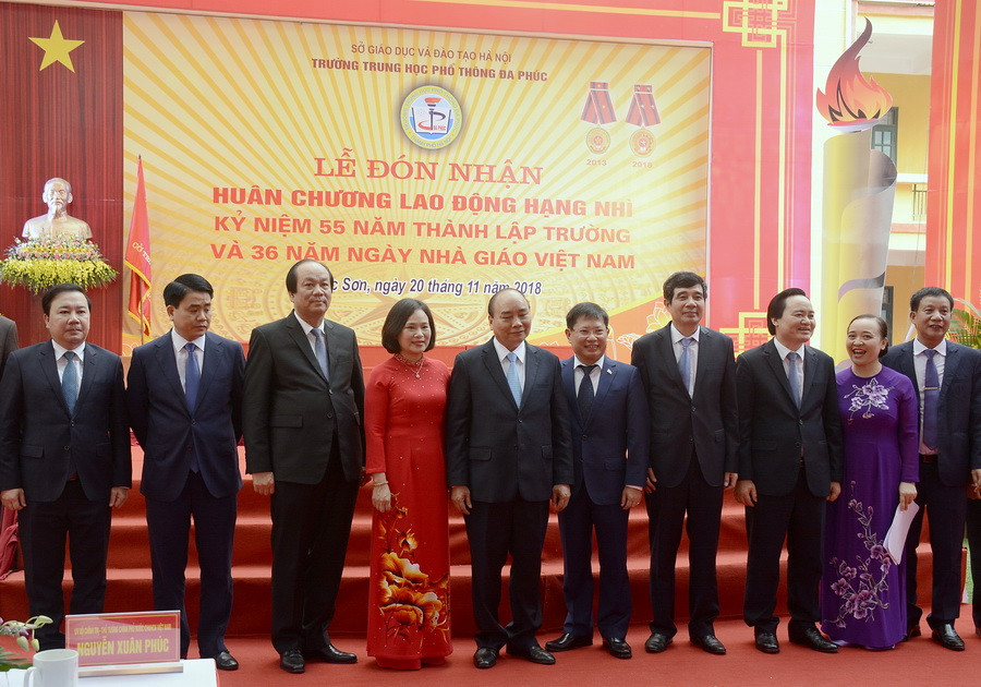 Thủ tướng Nguyễn Xuân Phúc và Bộ trưởng Phùng Xuân Nhạ chụp ảnh lưu niệm cùng các đại biểu và cán bộ quản lý nhà trường Thủ tướng Nguyễn Xuân Phúc và Bộ trưởng Phùng Xuân Nhạ chụp ảnh lưu niệm cùng các đại biểu và cán bộ quản lý nhà trường