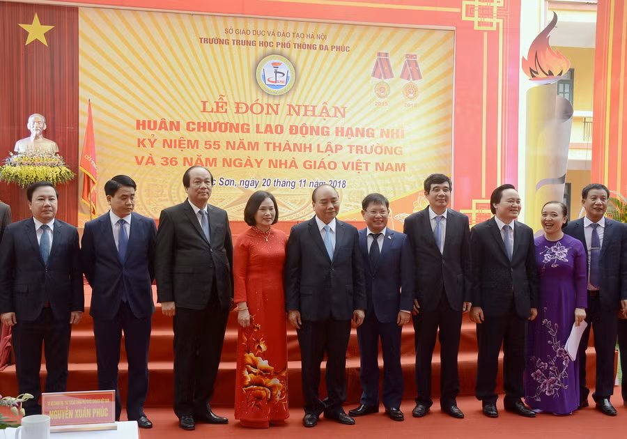 Thủ tướng Nguyễn Xuân Phúc và Bộ trưởng Phùng Xuân Nhạ chụp ảnh lưu niệm cùng các đại biểu và cán bộ quản lý nhà trường
