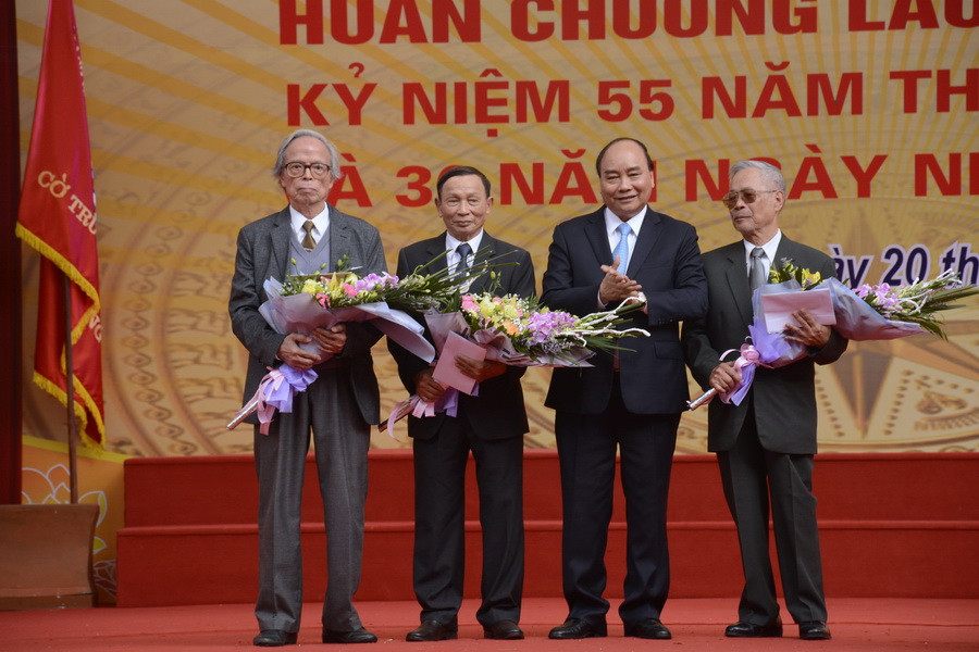 Thủ tướng tặng hoa và quà tri ân các nhà giáo lão thành của trường nhân kỳ niệm Ngày nhà giáo Việt Nam Thủ tướng tặng hoa và quà tri ân các nhà giáo lão thành của trường nhân kỳ niệm Ngày nhà giáo Việt Nam