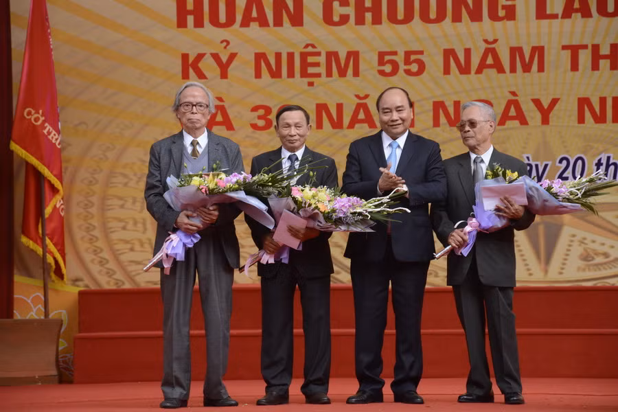 Thủ tướng tặng hoa và quà tri ân các nhà giáo lão thành của trường nhân kỳ niệm Ngày nhà giáo Việt Nam