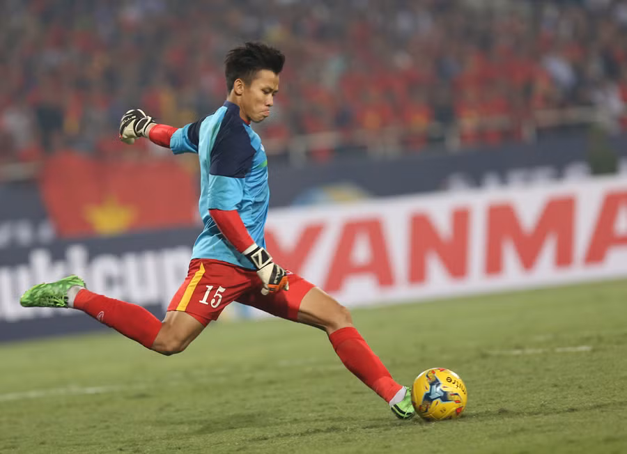 Ngọc Hải, Mạnh Dũng vào Top 10 thủ môn bóng đá ‘bất đắc dĩ’ ảnh 1