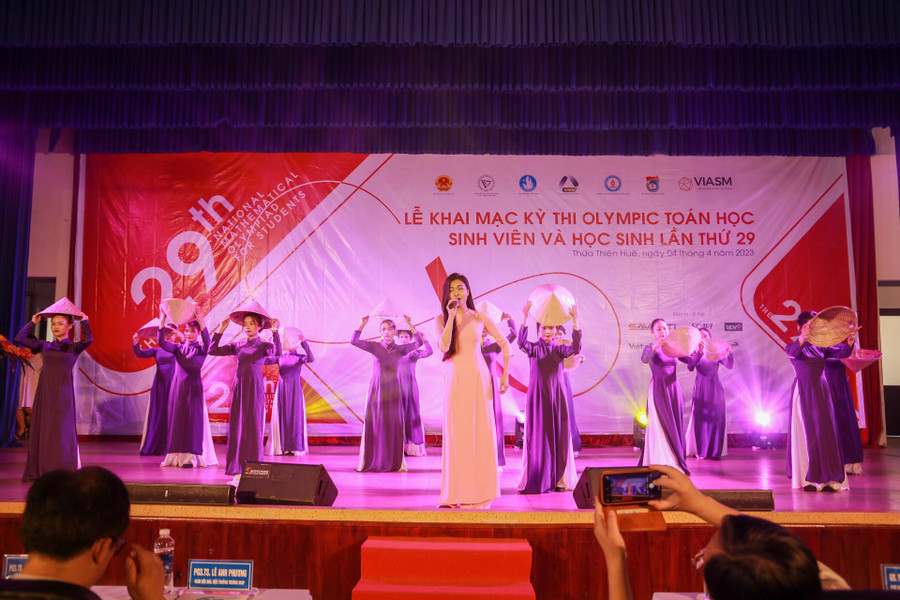 Tiết mục văn nghệ mở đầu Khai mạc do sinh viên Trường ĐH Sư phạm, ĐH Huế biểu diễn.