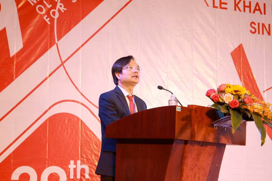 GS.TS Vũ Hoàng Linh - Phó Chủ tịch kiêm Tổng Thư ký Hội Toán học Việt Nam phát biểu khai mạc Kỳ thi Olympic Toán học sinh viên và học sinh lần thứ 29.