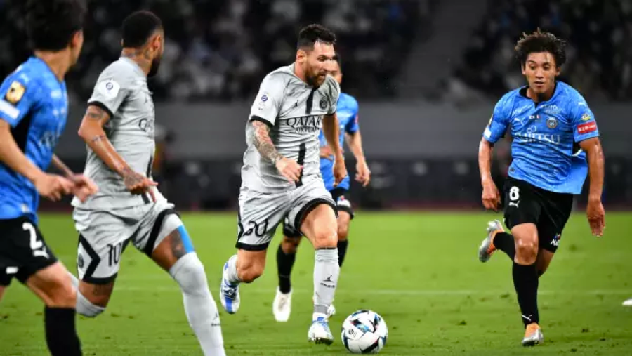 Messi để lại dấu giày trong cả hai bàn thắng của đội bóng nước Pháp Messi để lại dấu giày trong cả hai bàn thắng của đội bóng nước Pháp