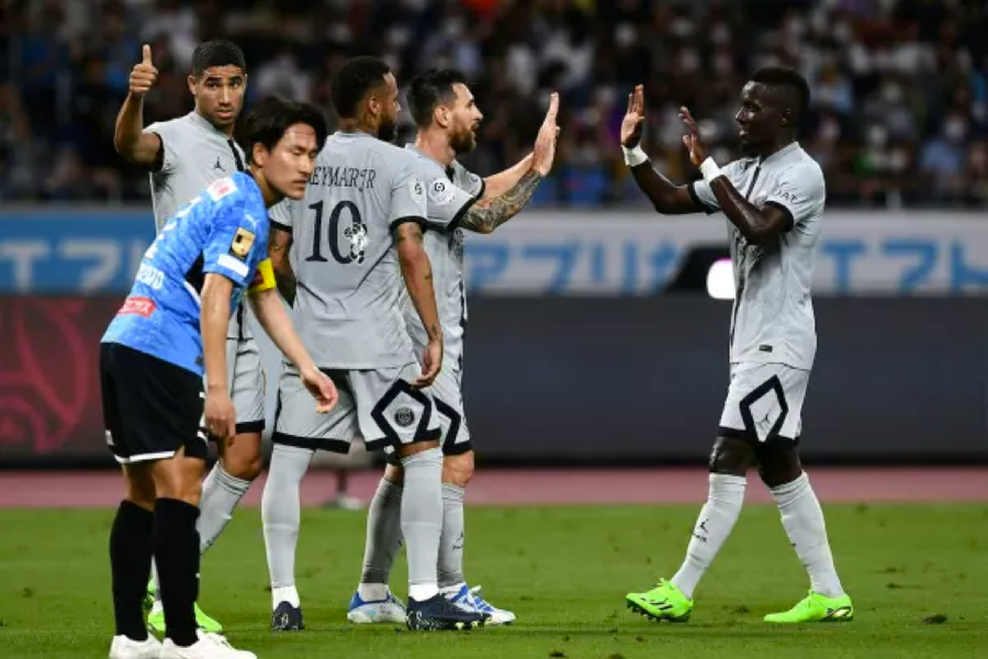 Messi ăn mừng bàn thắng cùng các đồng đội ở phút 32. Messi ăn mừng bàn thắng cùng các đồng đội ở phút 32.