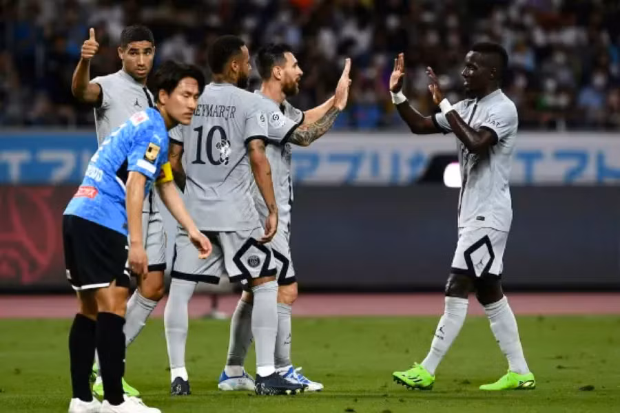 Messi ăn mừng bàn thắng cùng các đồng đội ở phút 32.